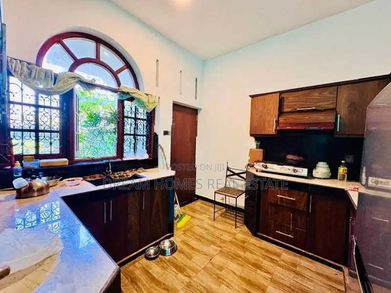 3-Story Home with Scenic Rooftop Lounge – Koswatta