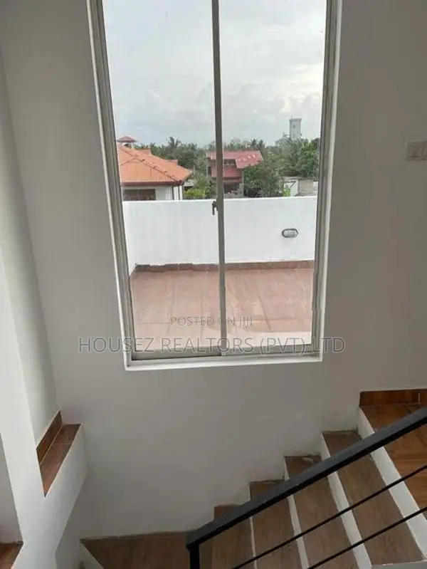 Spacious 4-Bedroom Three-Storey House for Sale – Ekala