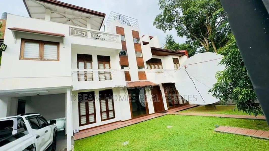 Modern Luxury Timber-Finished House with Jacuzzi - Kadawatha