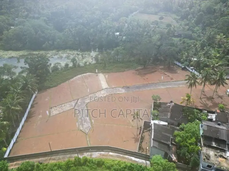උයන්වත්ත වැවට මුහුණ ලා සුන්දර බිම් කොටස් රැසක්