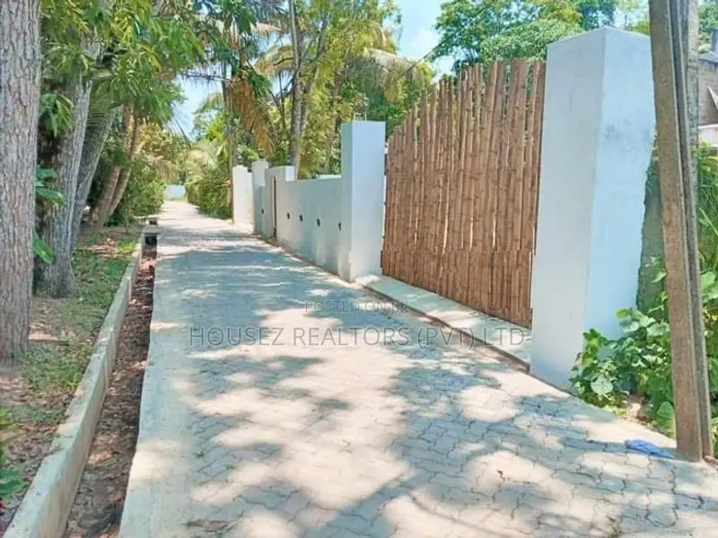 100-Perch Building for Sale in Weligama