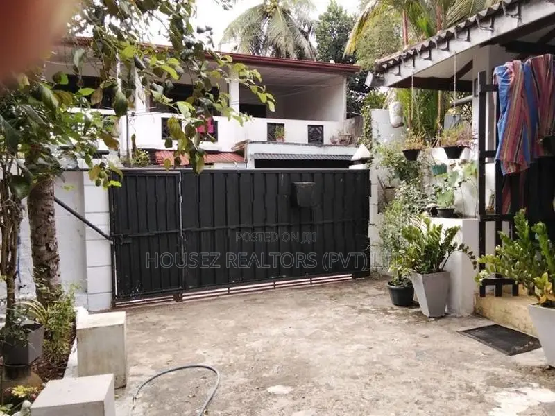 Luxury Solar-Powered Home for Sale on 23 Perches – Battaramulla