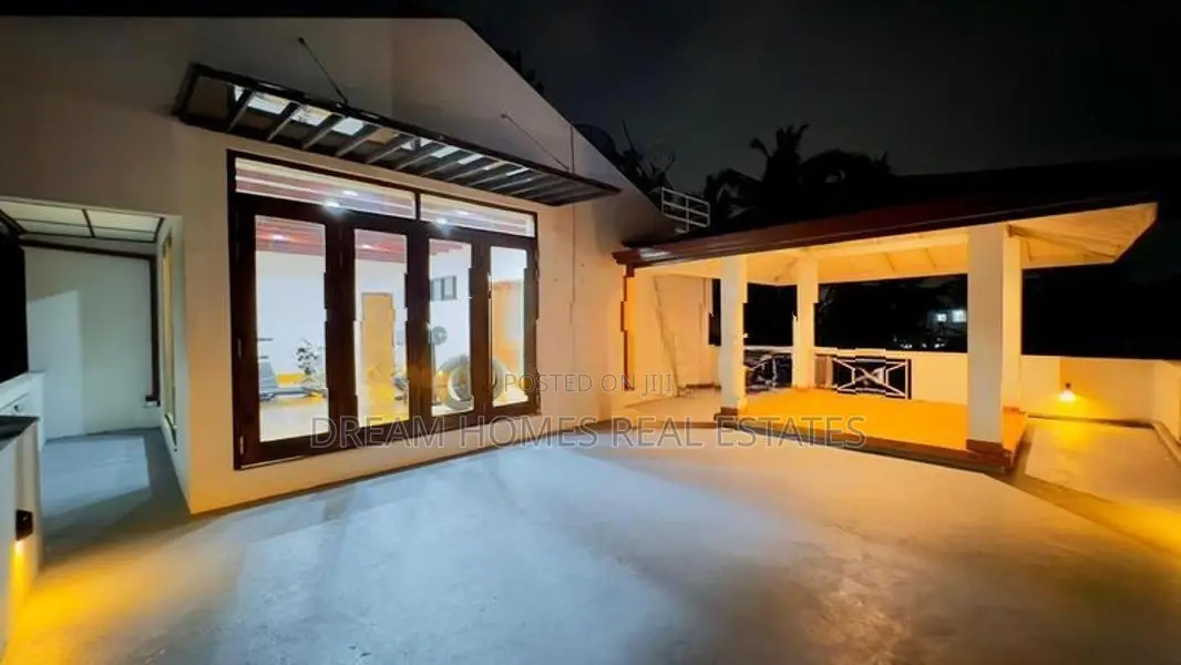 Modern Luxury Timber-Finished House with Jacuzzi - Kadawatha