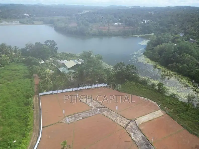 උයන්වත්ත වැවට මුහුණ ලා සුන්දර බිම් කොටස් රැසක්