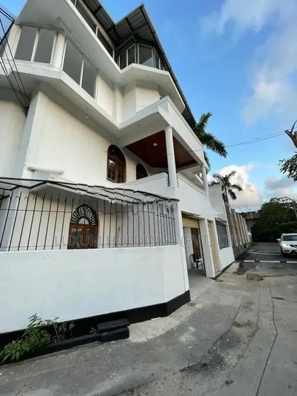3,000 SQFT House For Rent in Lake Drive Colombo 08 [ 1175C ]