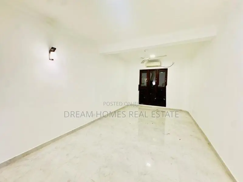 Luxury 4BR House with 3-Car Parking – Pannipitiya