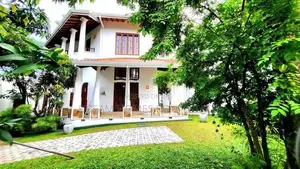8 Bedroom Super Luxury House with Pool – Nugegoda