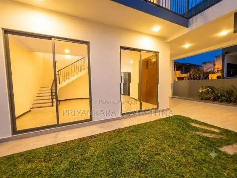 Luxury House For Sale in Batuwandara