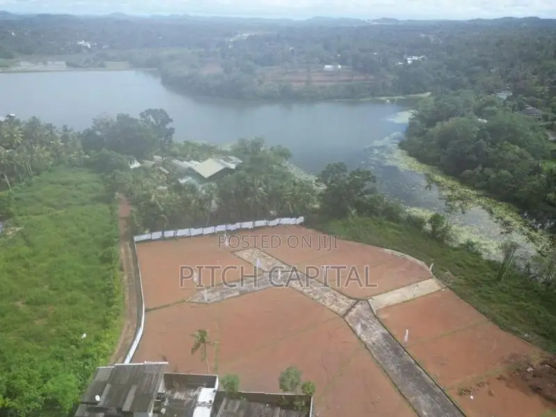 උයන්වත්ත වැවට මුහුණ ලා සුන්දර බිම් කොටස් රැසක්