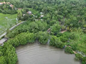 කොග්ගල වැවට මුහුණ ලා සුන්දර බිම් කොටස් රැසක්