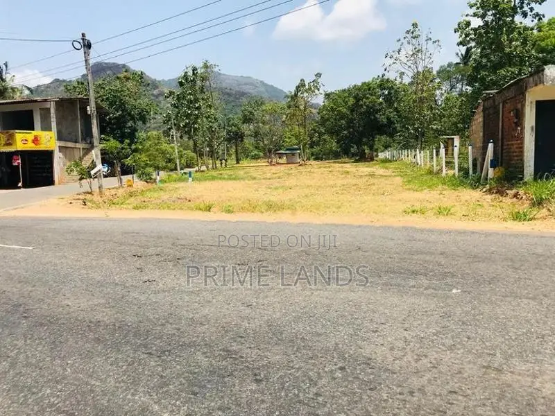 දඹූල්ල මාතලේ පාරෙන් බිම් කොටස්