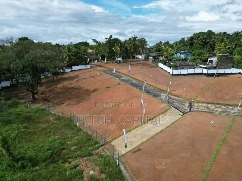 උයන්වත්ත වැවට මුහුණ ලා සුන්දර බිම් කොටස් රැසක්