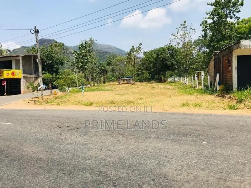 දඹූල්ල මාතලේ පාරෙන් බිම් කොටස්