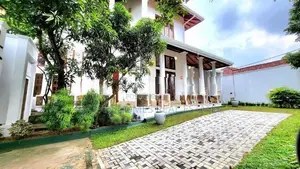 8 Bedroom Super Luxury House with Pool – Nugegoda