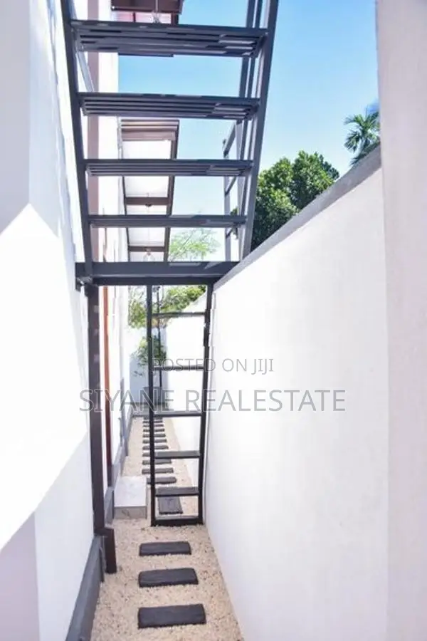 Beautiful Modern Brand New House for Sale in Athurugiriya