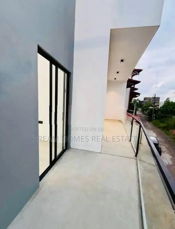 නවීන නිවසක් අතුරුගිරියෙන්