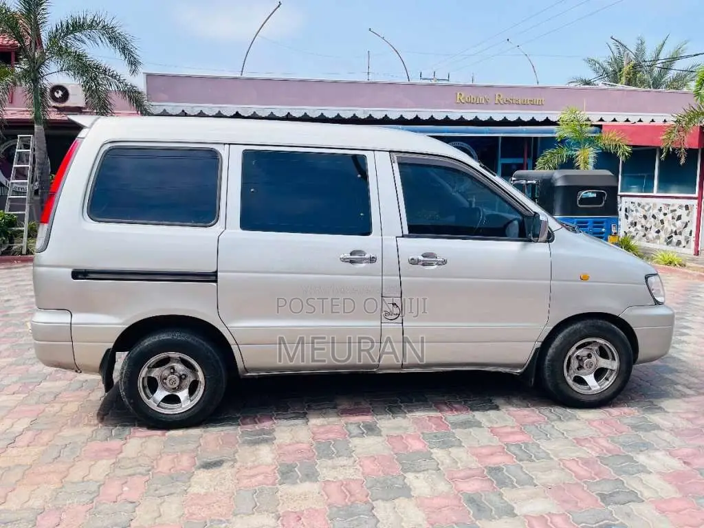 Toyota Noah 1999 Van (Used)