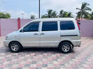 Toyota Noah 1999 Van (Used)