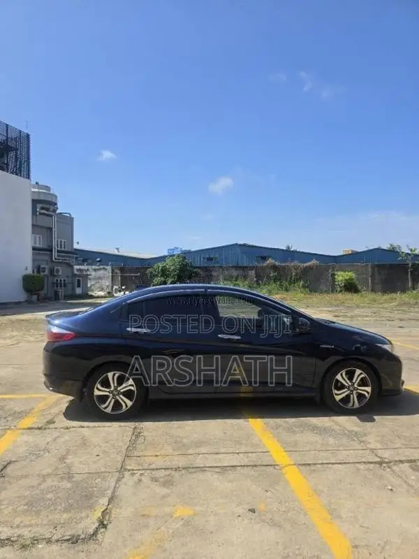 Honda GRACE 2017 Car (Used)