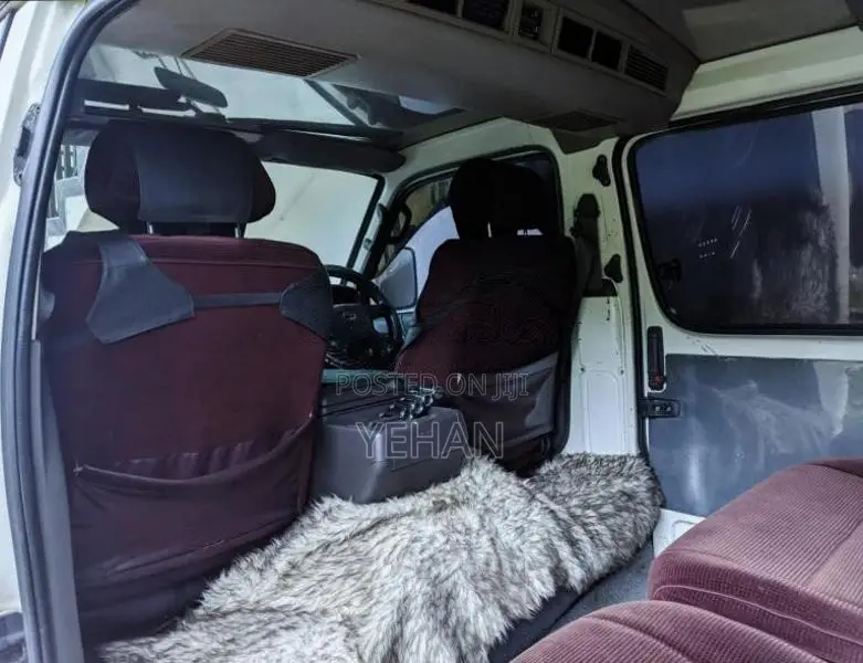 Toyota Dolphin Long 2004 Van (Used)