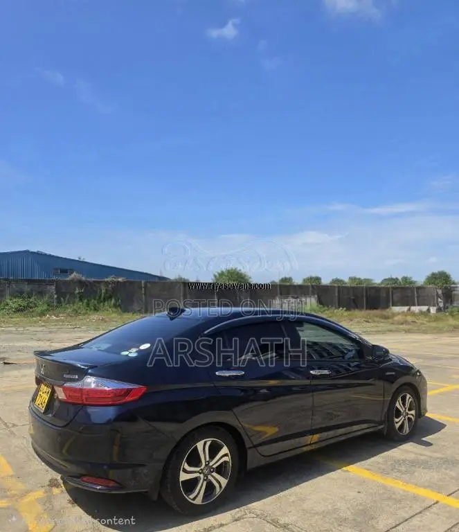 Honda GRACE 2017 Car (Used)