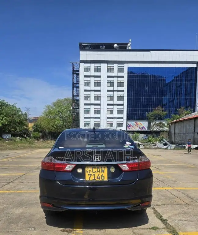 Honda GRACE 2017 Car (Used)