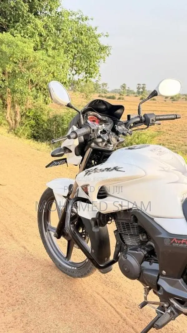 Hero Hunk 2016 Motorbike (Used)