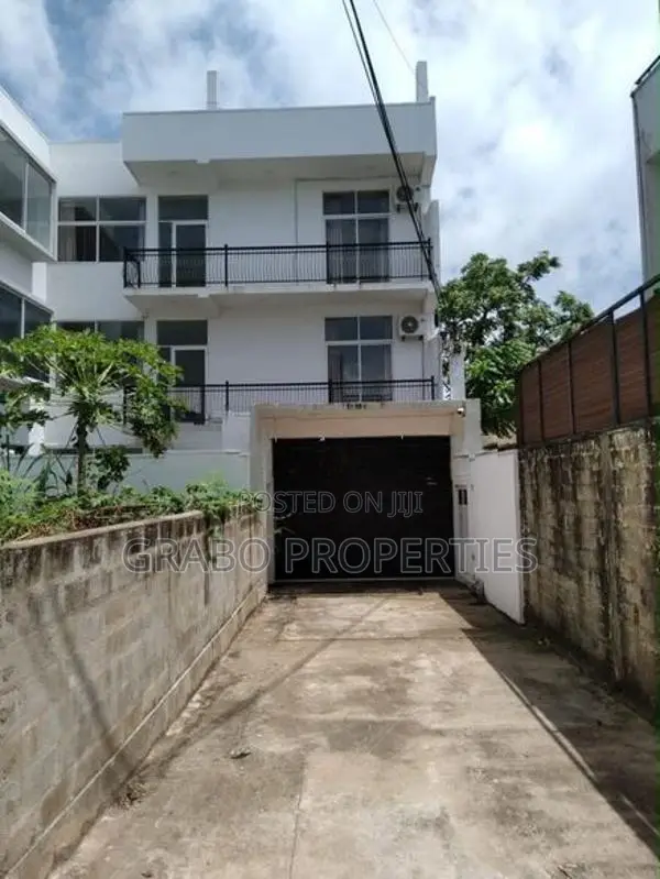 Entire building for rent in Dehiwala