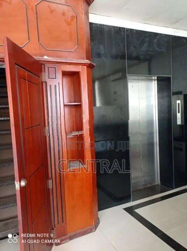 Multipurpose Commercial Building For Sale in Bambalapitiya (C7-10210)
