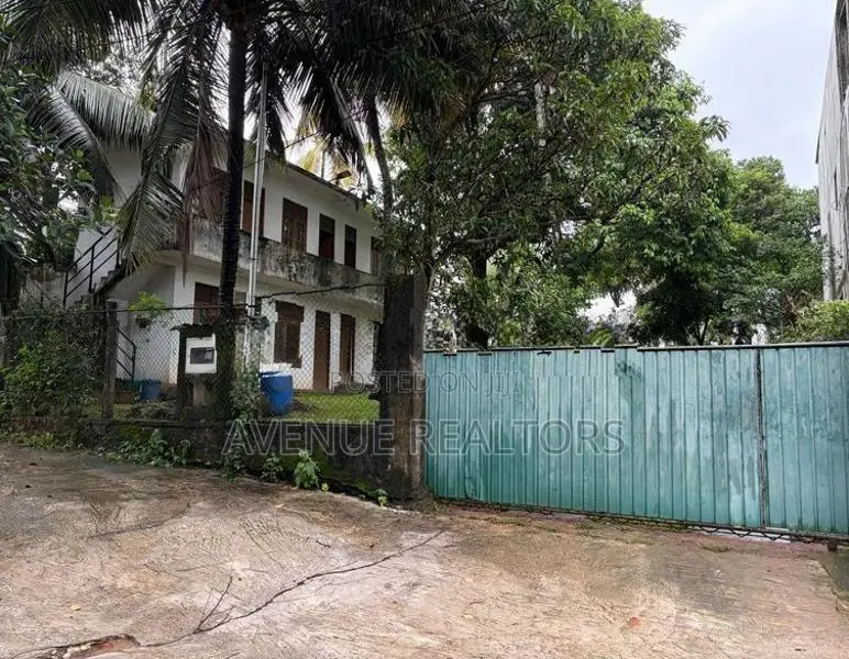 Land with 6-Room House for Sale in Malabe (LA4714)