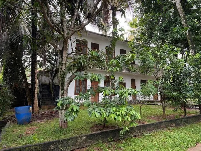 Land with 6-Room House for Sale in Malabe (LA4714)