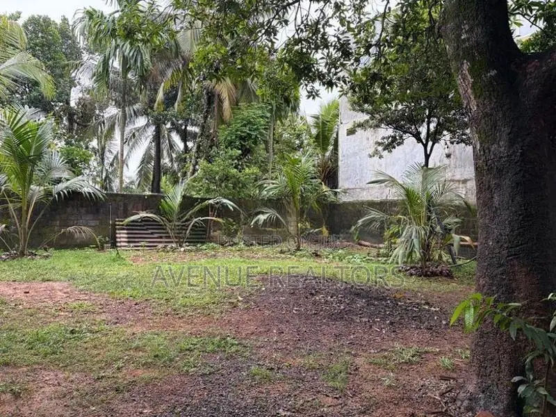 Land with 6-Room House for Sale in Malabe (LA4714)