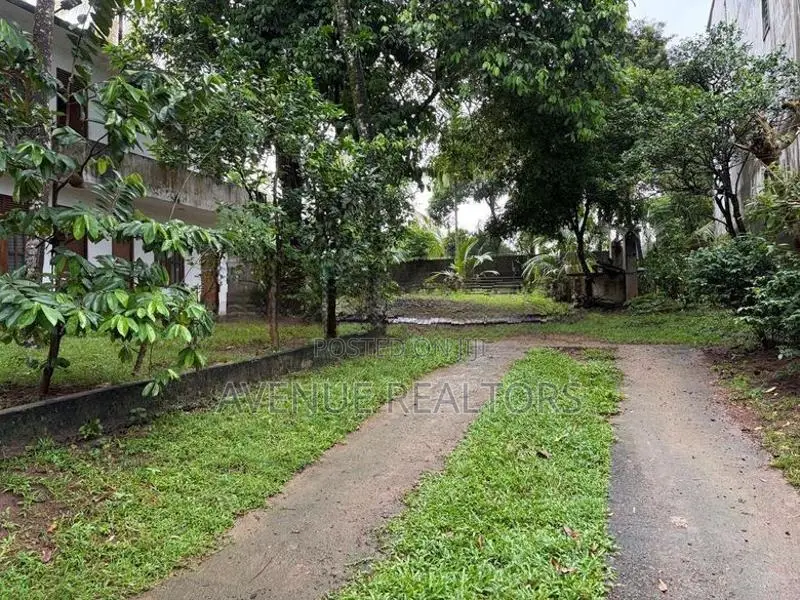 Land with 6-Room House for Sale in Malabe (LA4714)