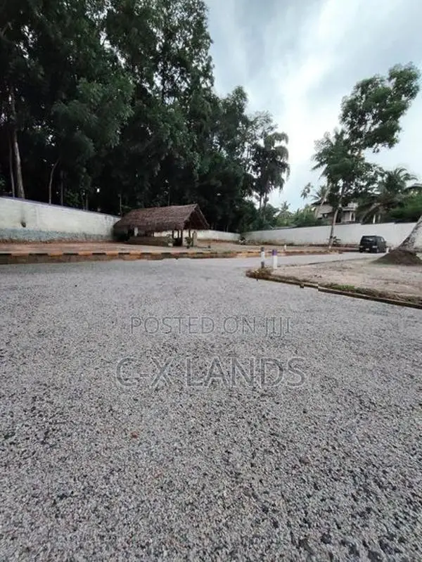 ගම්පහ අධිවේගී පිවිසුමට ඉතා ආසන්නව බිම් කොටස් - මිරිස්වත්ත