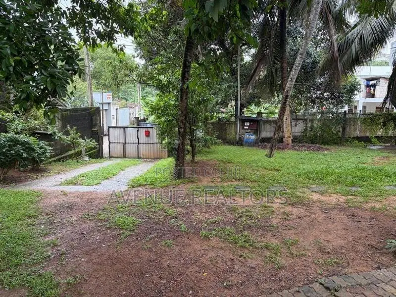 Land with 6-Room House for Sale in Malabe (LA4714)
