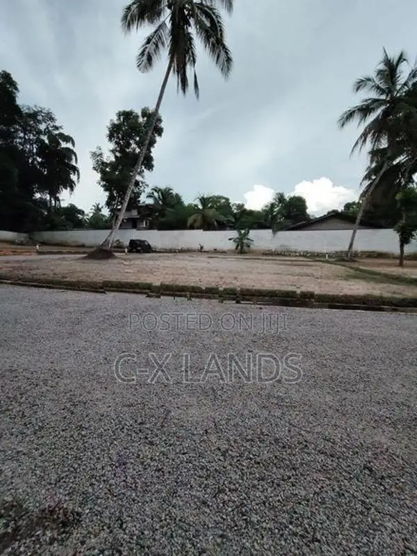 ගම්පහ අධිවේගී පිවිසුමට ඉතා ආසන්නව බිම් කොටස් - මිරිස්වත්ත