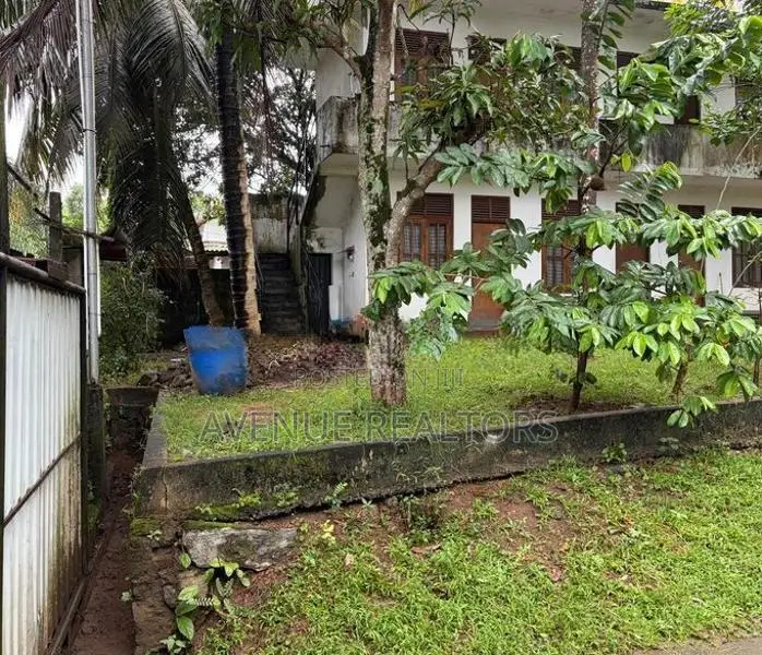 Land with 6-Room House for Sale in Malabe (LA4714)