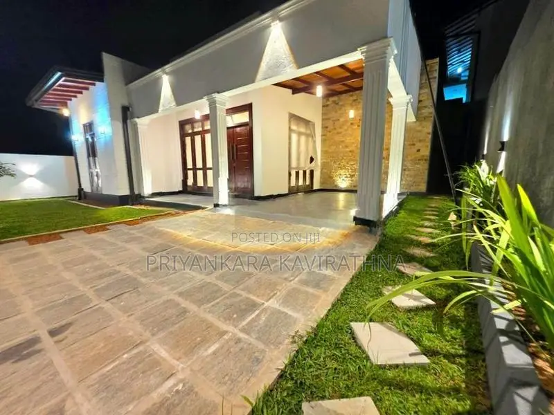 Architecture Designed Luxury House in Kahatuduwa