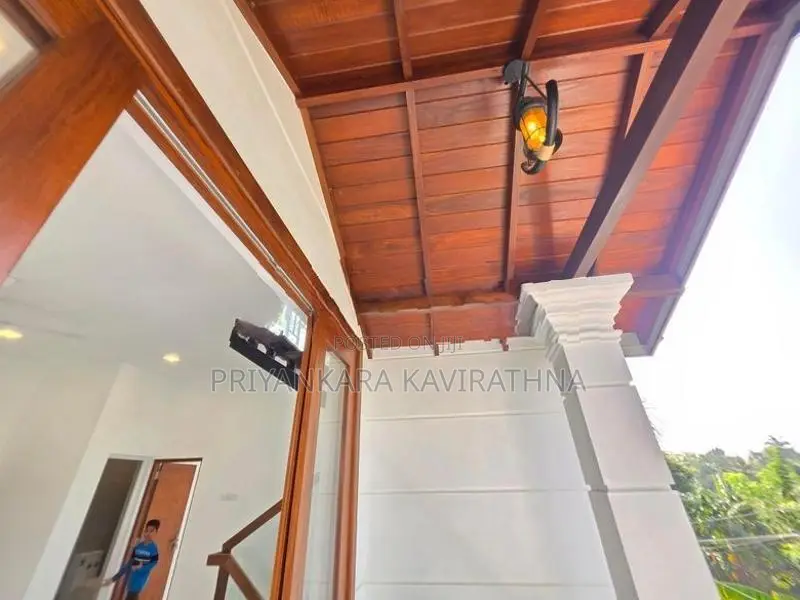 පිලියන්දලින් සුවිසල් අලුත්ම තෙමහල් නිවසක් විකිනීමට