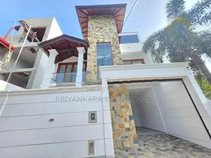 පිලියන්දලින් සුවිසල් අලුත්ම තෙමහල් නිවසක් විකිනීමට