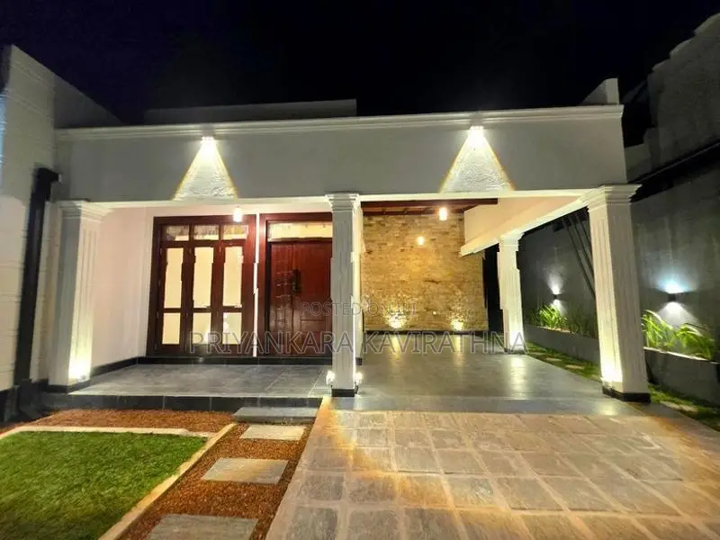 Architecture Designed Luxury House in Kahatuduwa