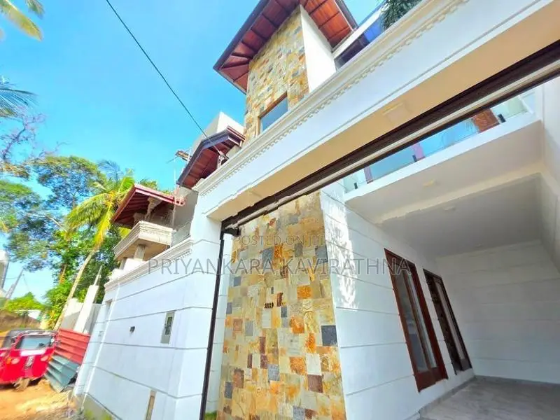 පිලියන්දලින් සුවිසල් අලුත්ම තෙමහල් නිවසක් විකිනීමට