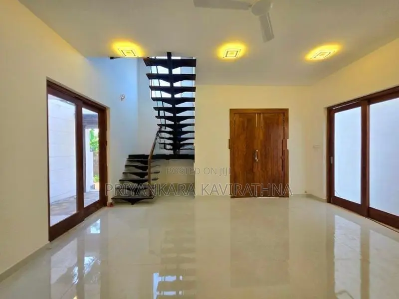 පිලියන්දලින් සුවිසල් අලුත්ම තෙමහල් නිවසක් විකිනීමට