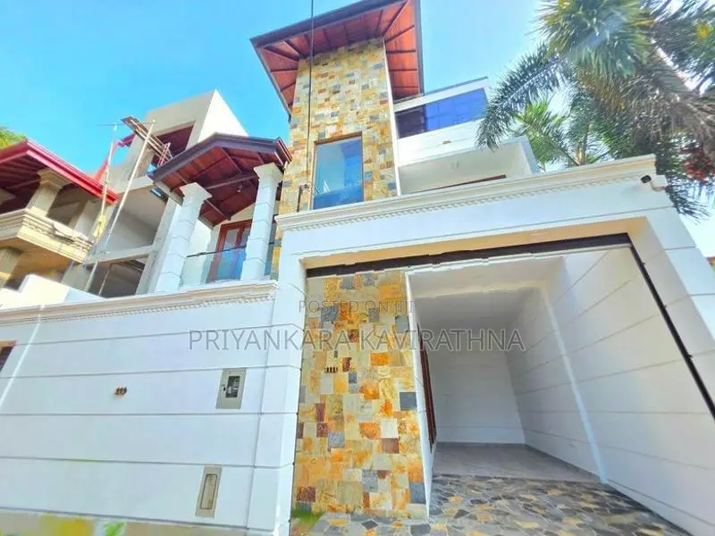 පිලියන්දලින් සුවිසල් අලුත්ම තෙමහල් නිවසක් විකිනීමට