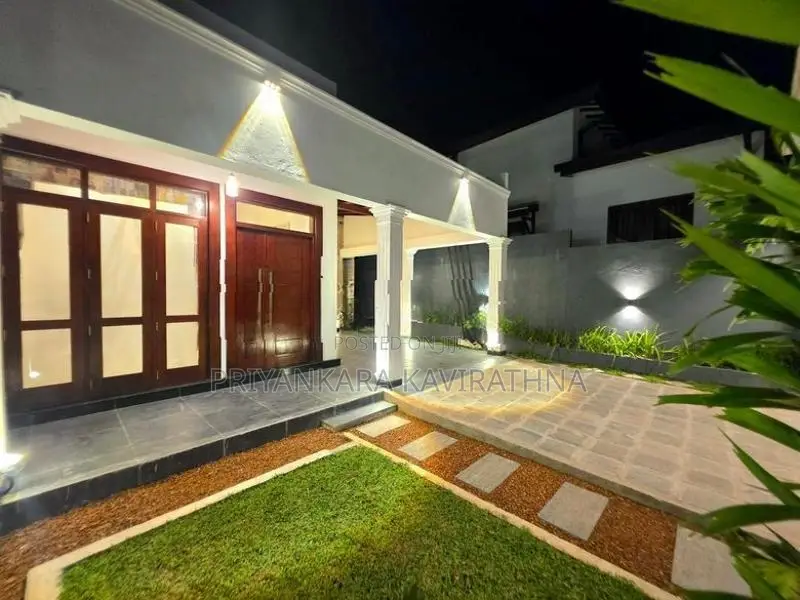 Architecture Designed Luxury House in Kahatuduwa