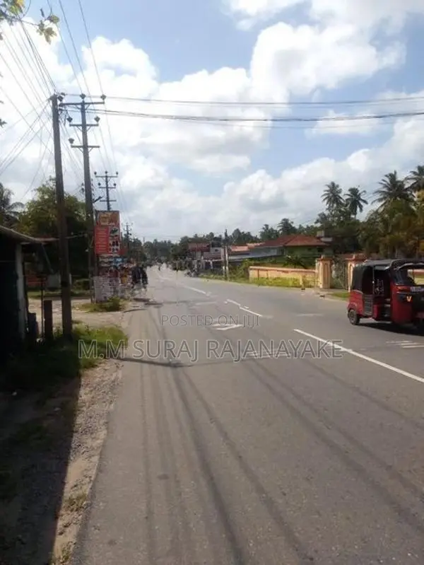 කටුනායක - ආඩිඅම්බලම අවටින් වටිනා ඉඩමක් විකිණීමට ඇත