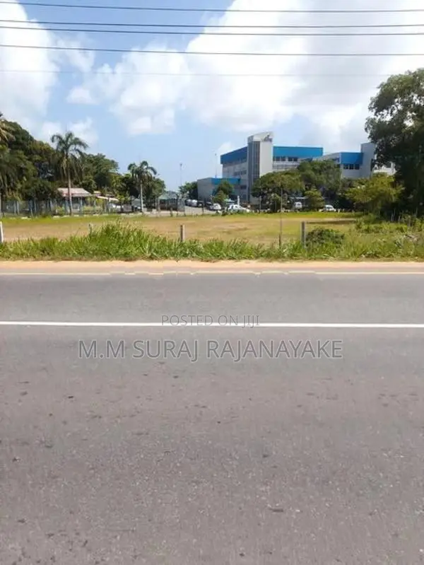 කටුනායක - ආඩිඅම්බලමින් ඉඩමක් විකිණීමට ඇත
