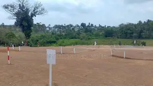 120 බස් පාරට ඇවිදින දුරින් පොල්ගස්ඕවිට අගනා බිම් කොටස්