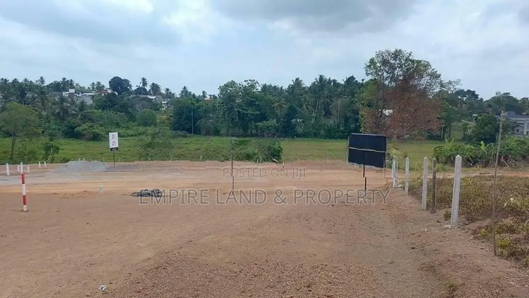 120 බස් පාරට ඇවිදින දුරින් පොල්ගස්ඕවිට අගනා බිම් කොටස්