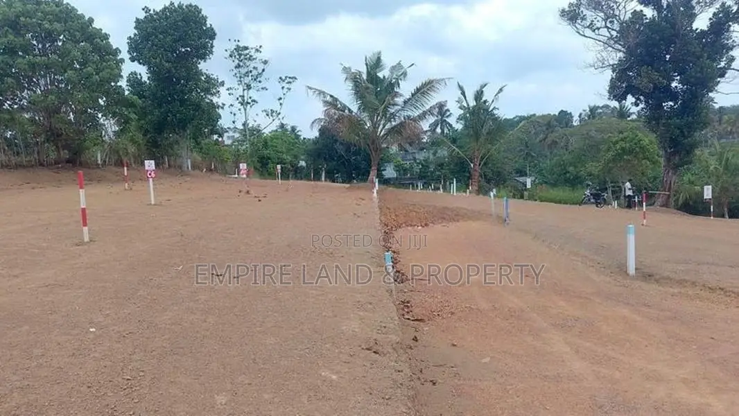 120 බස් පාරට ඇවිදින දුරින් පොල්ගස්ඕවිට අගනා බිම් කොටස්